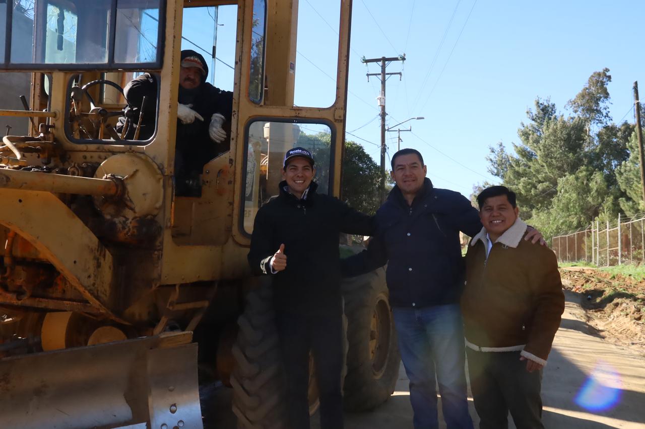 Alcalde Román Cotada arranque oficial a trabajos de motoconformado en Cerro Azul