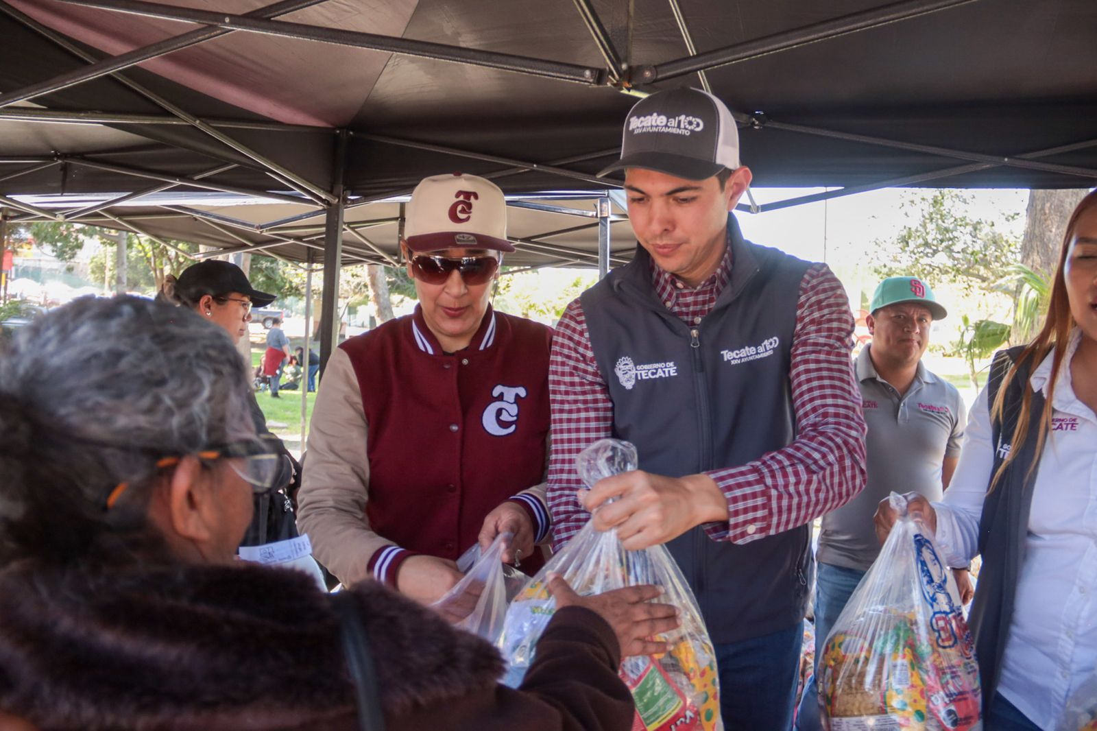 Roman Cota entrega 650 apoyos a familias durante Jornada de Bienestar