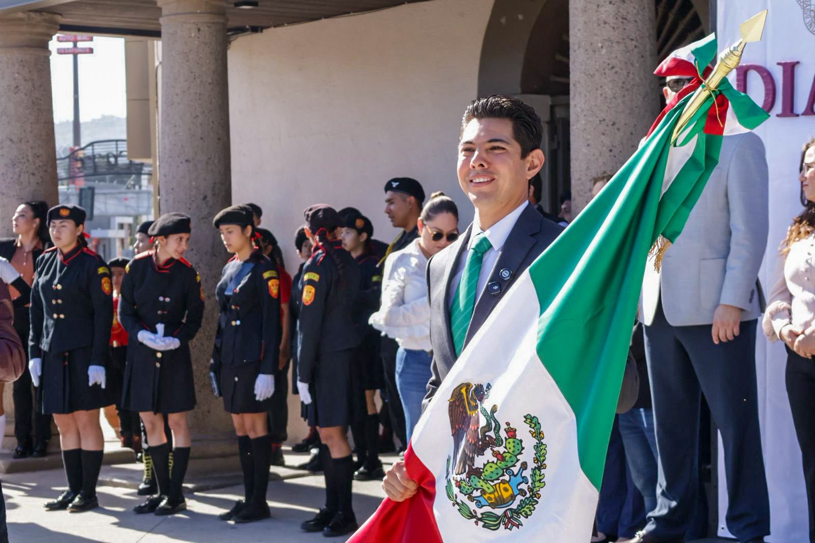 Alcalde Roman Cota Realiza Abanderamiento De 14 Instituciones Educativas En El Día De La Bandera